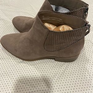 Beautiful DV boots with zipper on the back